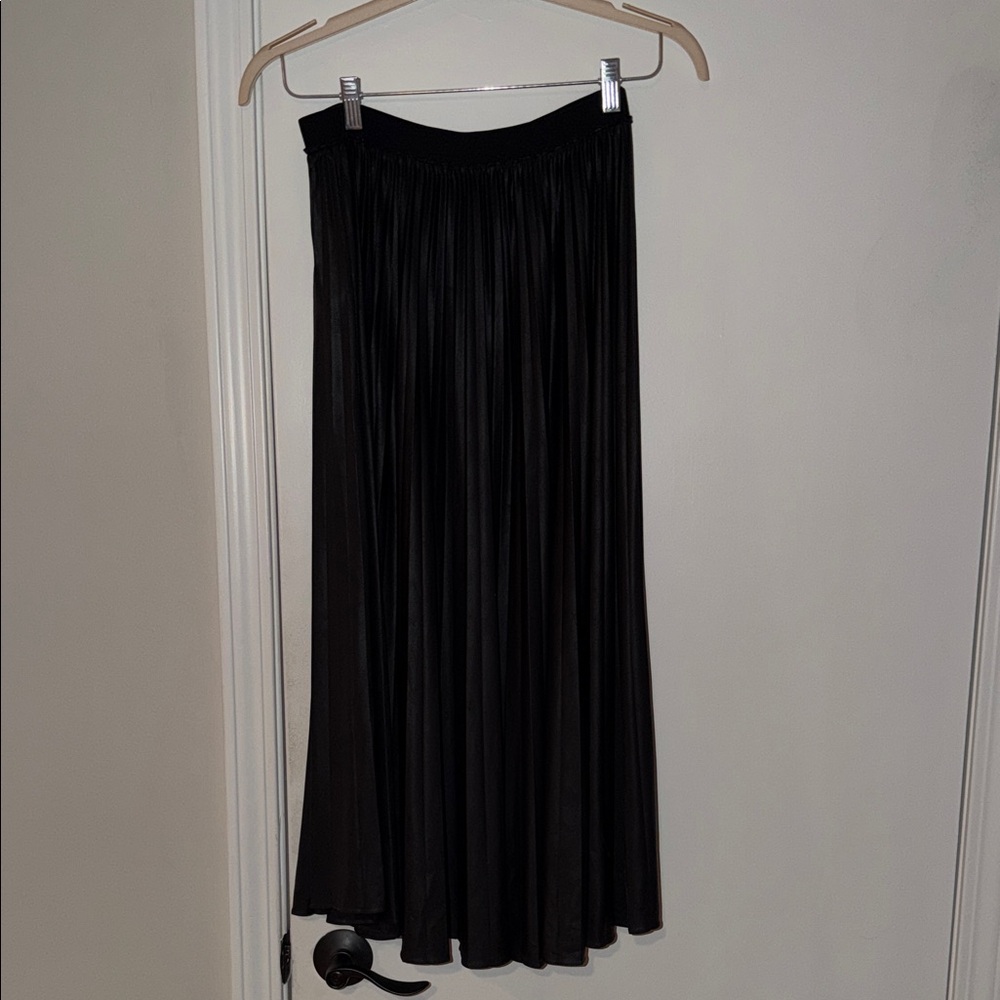 Halogen Elegant Black Pleated Midi Skirt